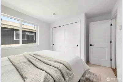 9526 Interlake Avenue N, Seattle, WA 98103 - Photo 13