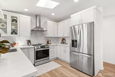 9526 Interlake Avenue N, Seattle, WA 98103 - Photo 23
