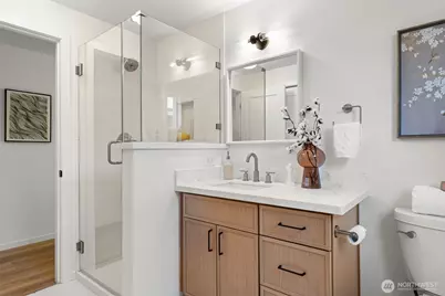 9526 Interlake Avenue N, Seattle, WA 98103 - Photo 11