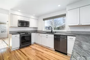 2419 SW Capital Dr, Oak Harbor, WA 98277 - Photo 11