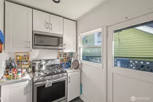 341 NE 51st St, Seattle, WA 98105 - Photo 9