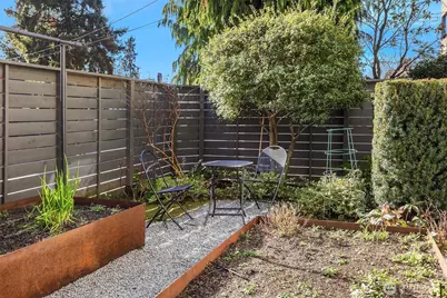 4003 Densmore Avenue N, Seattle, WA 98103 - Photo 27