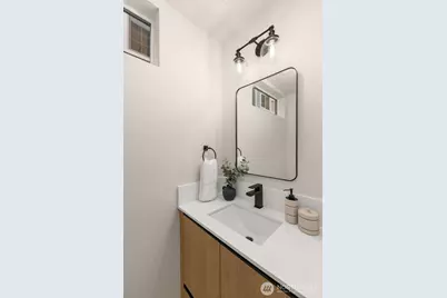 1123 A 10th Avenue E, Seattle, WA 98102 - Photo 11