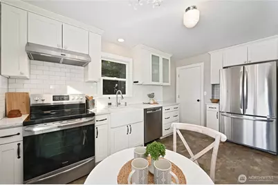 10332 Ashworth Avenue N, Seattle, WA 98133 - Photo 11