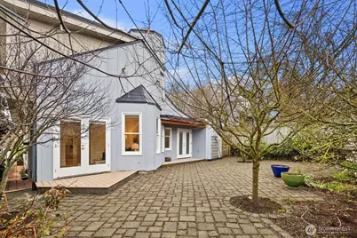 2413 Warren Ave N, Seattle, WA 98109 - Photo 27