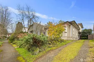 2413 Warren Ave N, Seattle, WA 98109 - Photo 29