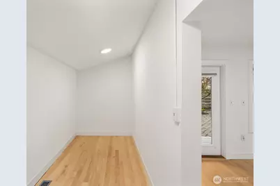 2413 Warren Ave N, Seattle, WA 98109 - Photo 17