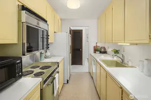 7 Highland Dr, Seattle, WA 98109 - Photo 9