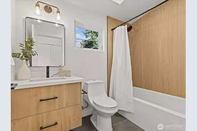 12834 Ashworth Avenue N, Seattle, WA 98133 - Photo 21