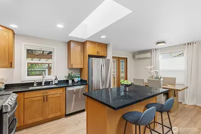 10731 Dayton Avenue N, Seattle, WA 98133 - Photo 11