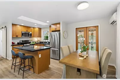 10731 Dayton Avenue N, Seattle, WA 98133 - Photo 9