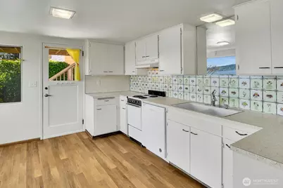 10742 Lakeside Avenue NE, Seattle, WA 98125 - Photo 25