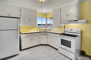 10742 Lakeside Ave NE, Seattle, WA 98125 - Photo 9