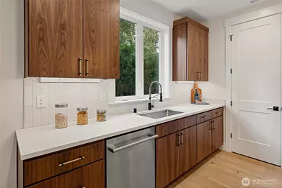 815 130th Avenue NE, Bellevue, WA 98005 - Photo 11