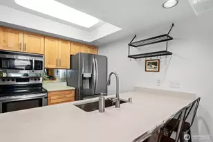2401 8th Ave N, Seattle, WA 98109 - Photo 9