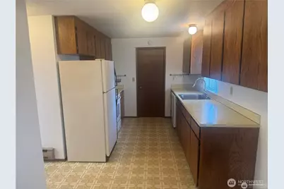 11752 Burke Avenue N, Seattle, WA 98133 - Photo 3