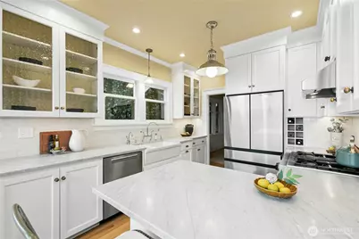 110 Smith Street, Seattle, WA 98109 - Photo 11