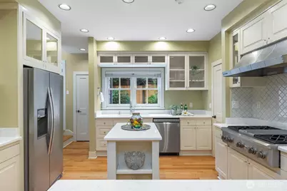 7626 NE 8th Street, Medina, WA 98039 - Photo 9