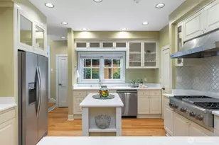 7626 NE 8th St, Medina, WA 98039 - Photo 9