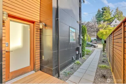 209 12th Ave E, Seattle, WA 98102 - Photo 3