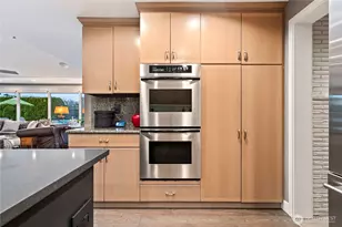 9829 Hilltop Rd, Bellevue, WA 98004 - Photo 13