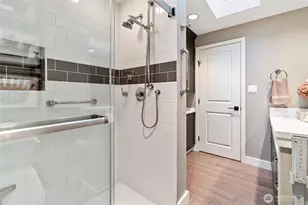 9829 Hilltop Rd, Bellevue, WA 98004 - Photo 29