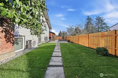 11738 Phinney Avenue N #A, Seattle, WA 98133 - Photo 37