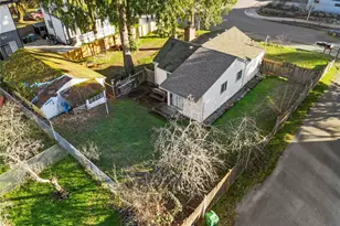 2524 NE 130th St, Seattle, WA 98125 - Photo 9