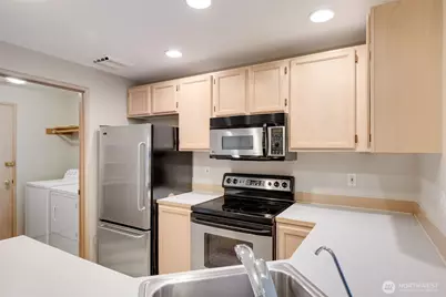 1051 Madison Avenue N, Bainbridge Island, WA 98110 - Photo 5