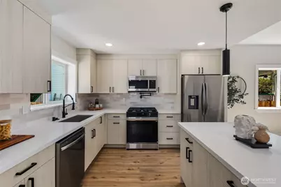 8226 Meridian Avenue N, Seattle, WA 98103 - Photo 9