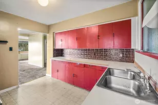 946 N 86th St, Seattle, WA 98103 - Photo 7