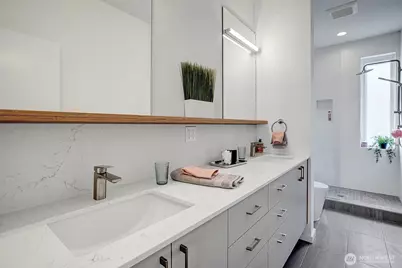 635 13th Avenue E, Seattle, WA 98102 - Photo 17