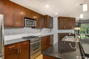 81 Clay St, Seattle, WA 98121 - Photo 17