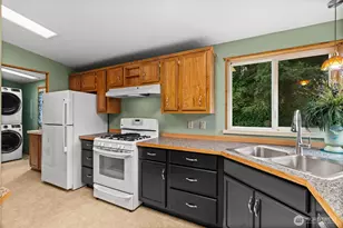 6827 Holmes Island Rd SE, Lacey, WA 98503 - Photo 9