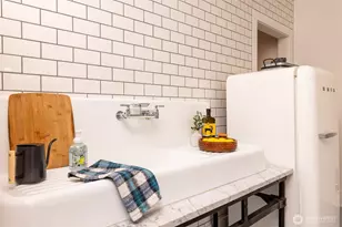 381 Wallace Way NE, Bainbridge Island, WA 98110 - Photo 3