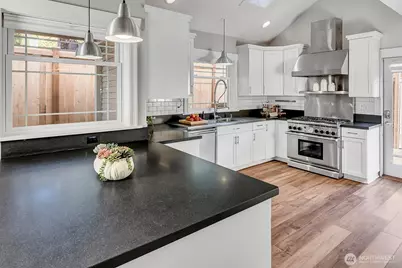 5718 Palatine Avenue N, Seattle, WA 98103 - Photo 9