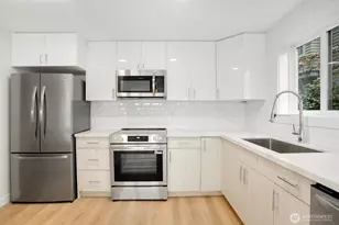 1028 Lakeview Blvd E, Seattle, WA 98102 - Photo 9