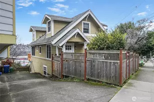 2071 Gilman Dr W, Seattle, WA 98119 - Photo 15