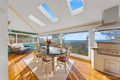 4951 Surfcrest Drive, Oak Harbor, WA 98277 - Photo 9