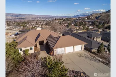 735 Castle Heights Drive, Wenatchee, WA 98801 - Photo 1