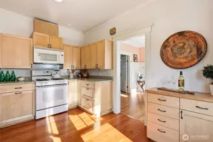 932 N 70th St, Seattle, WA 98103 - Photo 3