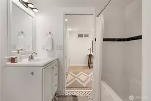 8046 Fairway Dr NE, Seattle, WA 98115 - Photo 25