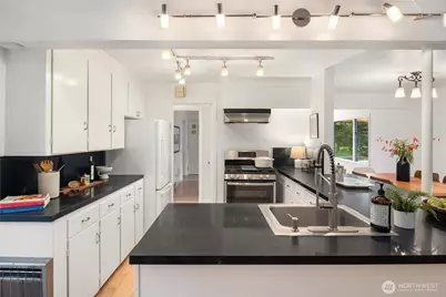 8046 Fairway Drive NE, Seattle, WA 98115 - Photo 7