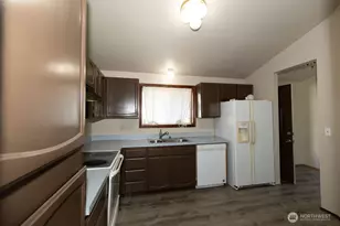 10210 C St E, Tacoma, WA 98445 - Photo 3