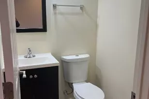 5728 Roosevelt Way NE, Seattle, WA 98105 - Photo 7