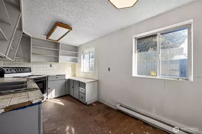 207 S 108th Place, Seattle, WA 98168 - Photo 9