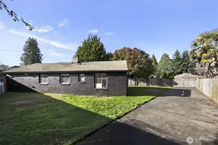 207 S 108th Pl, Seattle, WA 98168 - Photo 5