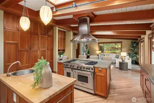 7816 NE 32nd St, Medina, WA 98039 - Photo 9