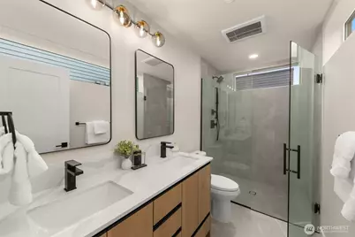 1123 C 10th Avenue E, Seattle, WA 98102 - Photo 15