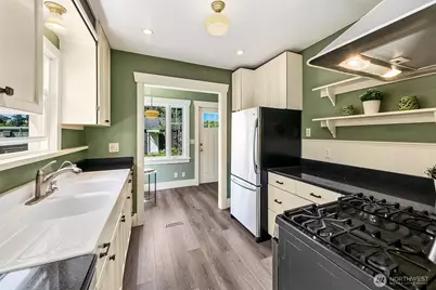 8403 32nd Avenue SW, Seattle, WA 98126 - Photo 11